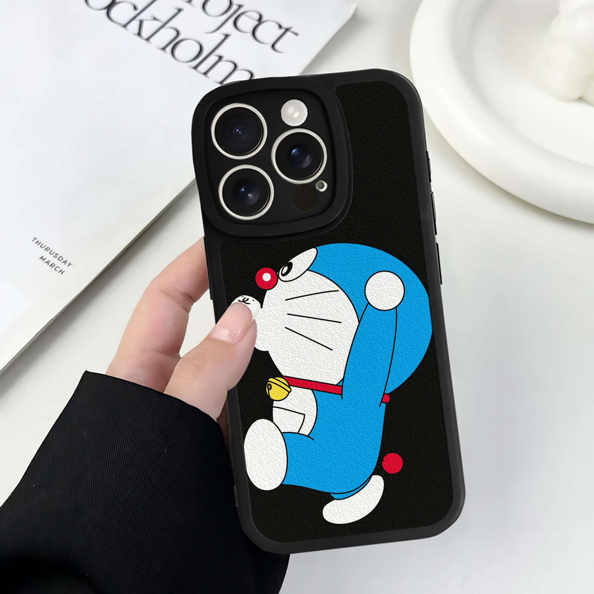 （画像用） ドラえもん Doraemon 【iPhone 16シリーズ対応】シリコンスマホケース（レザー調） 材質：シリコン